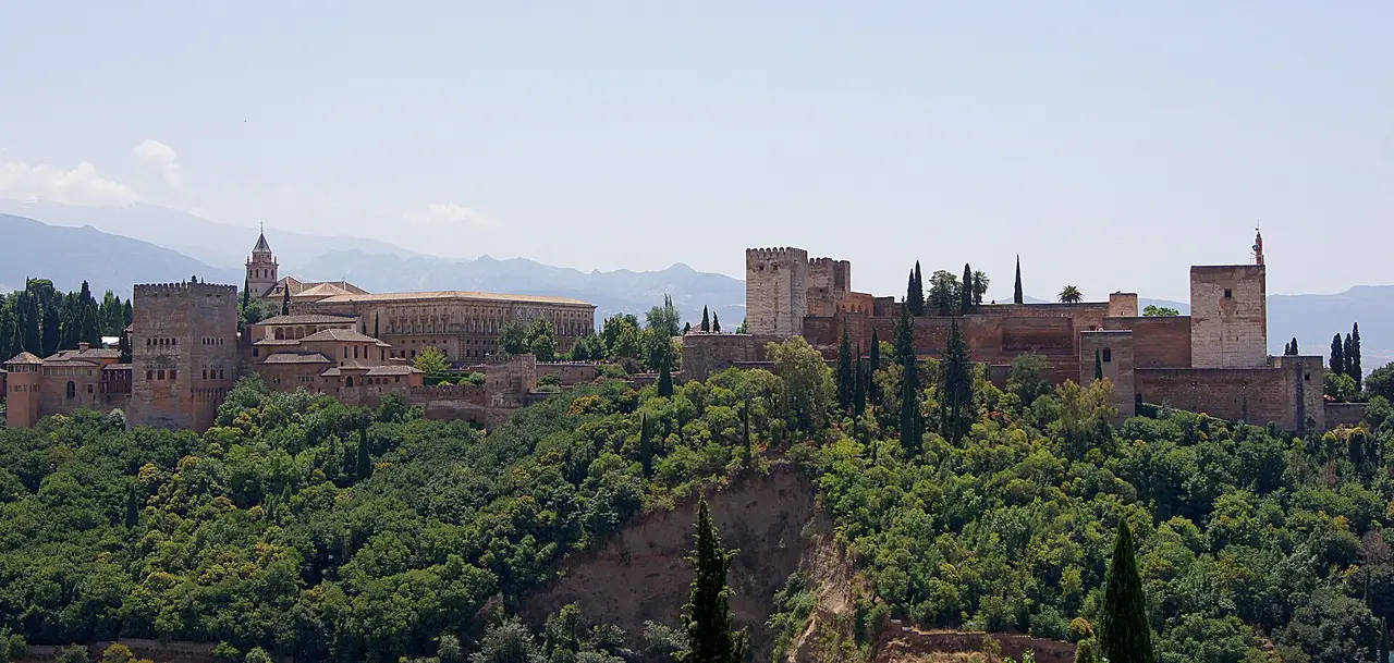 Alhambra widziana z Mirador de San Nicolás w Grenadzie