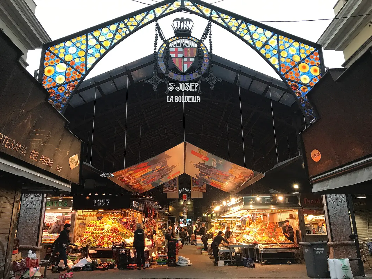 Wejście na targ La Boqueria w Barcelonie