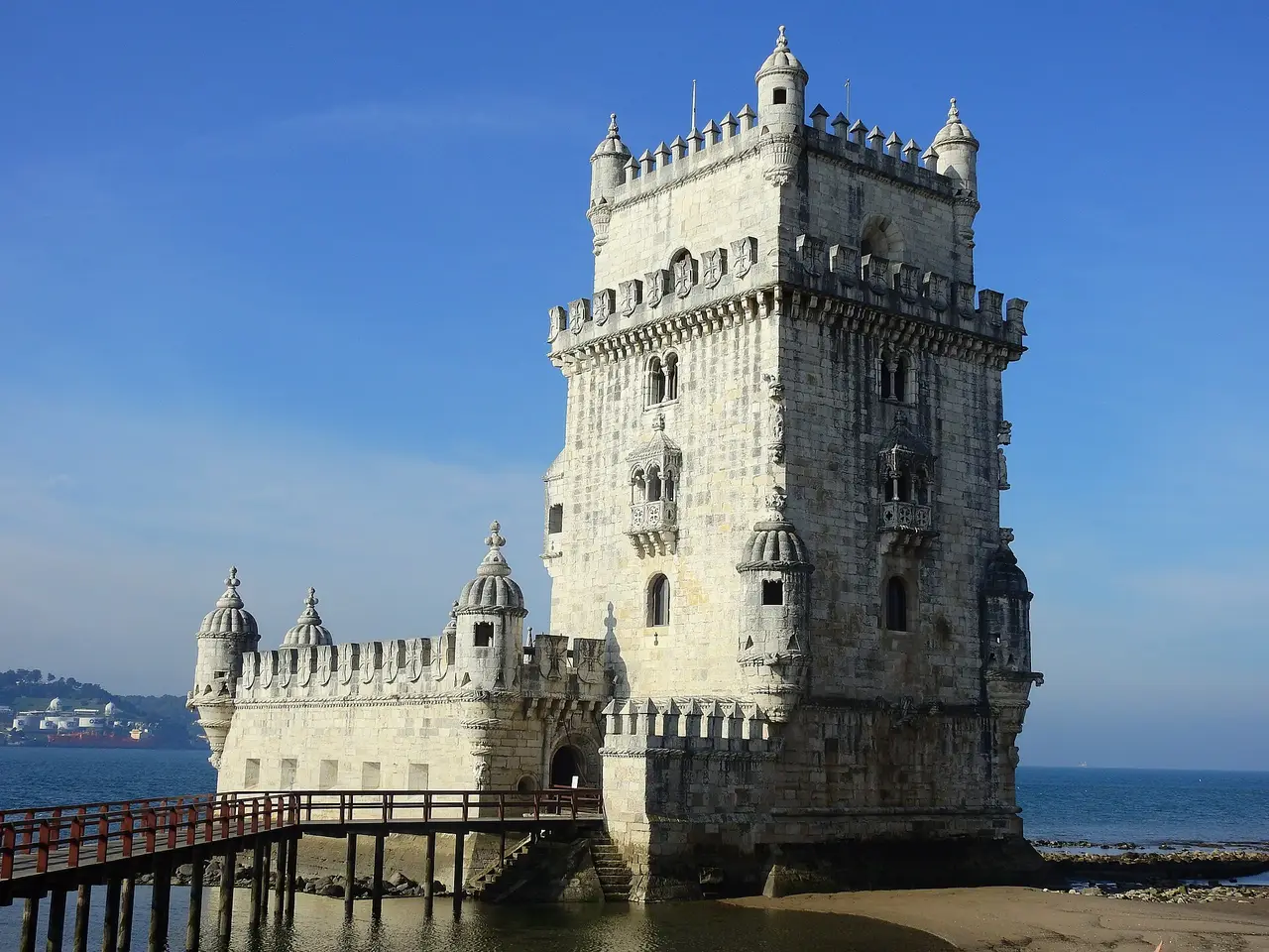 La Torre de Belém junto al Tajo en Lisboa