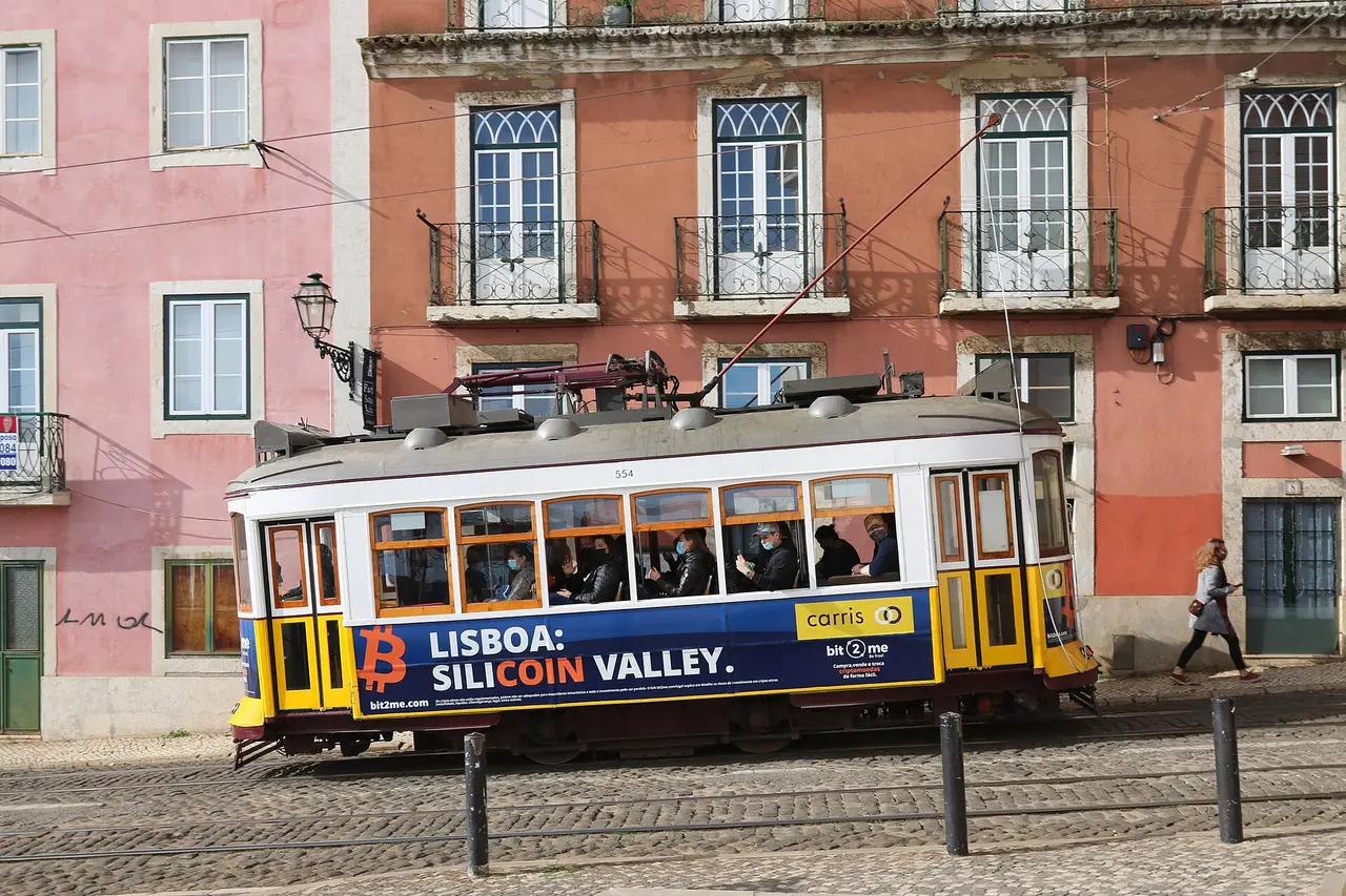 Un tranvía de Lisboa en la Alfama