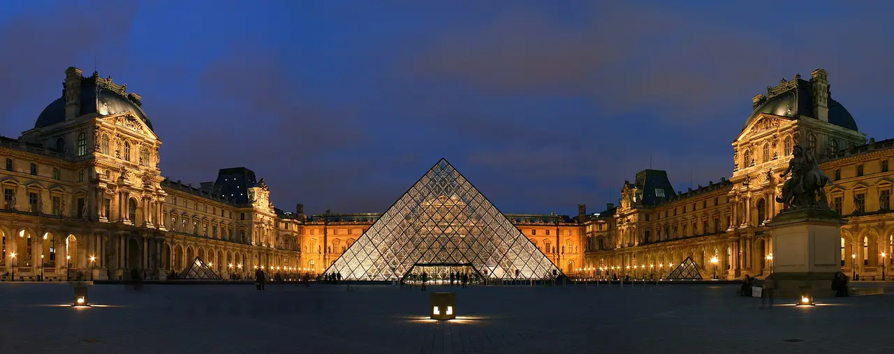 La pirámide del Louvre de noche