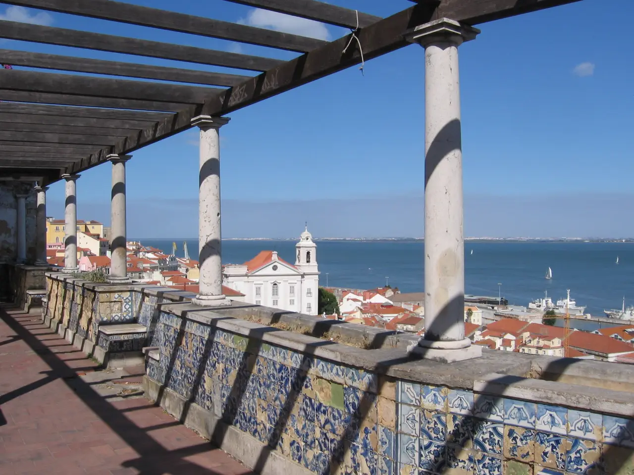 El Miradouro de Santa Luzia en Lisboa