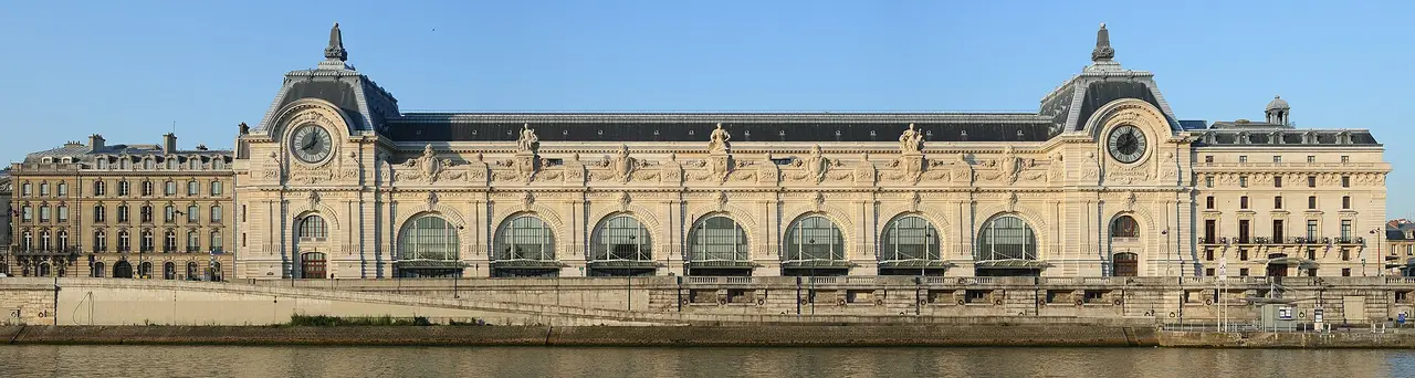 El Museo de Orsay junto al Sena en París