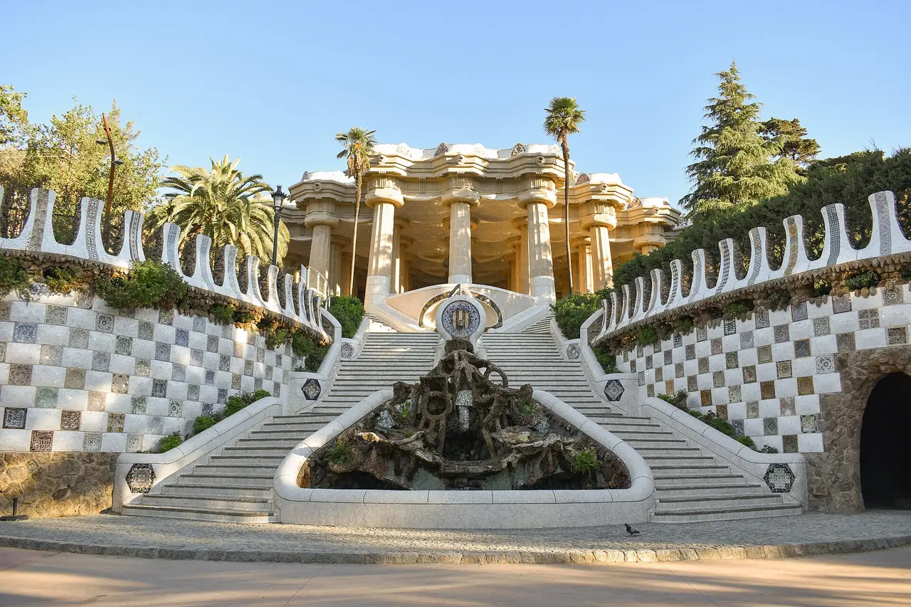 Mozaikowy taras w Parku Güell w Barcelonie