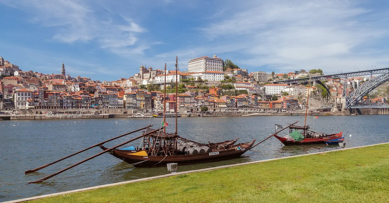 Barche rabelo davanti alle cantine del porto a Vila Nova de Gaia