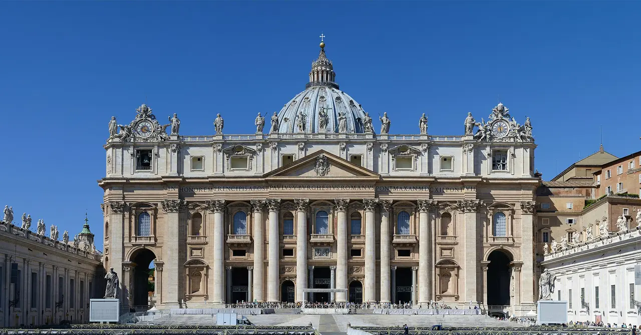 La basilique Saint-Pierre et sa coupole au Vatican